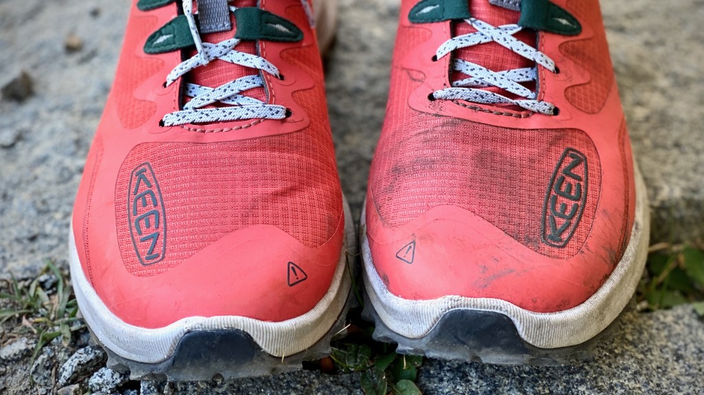 Revisión de zapatos de senderismo para mujer con velocidad sionica aguda: la goma suave y la puntera nominal causaron durabilidad a largo plazo...