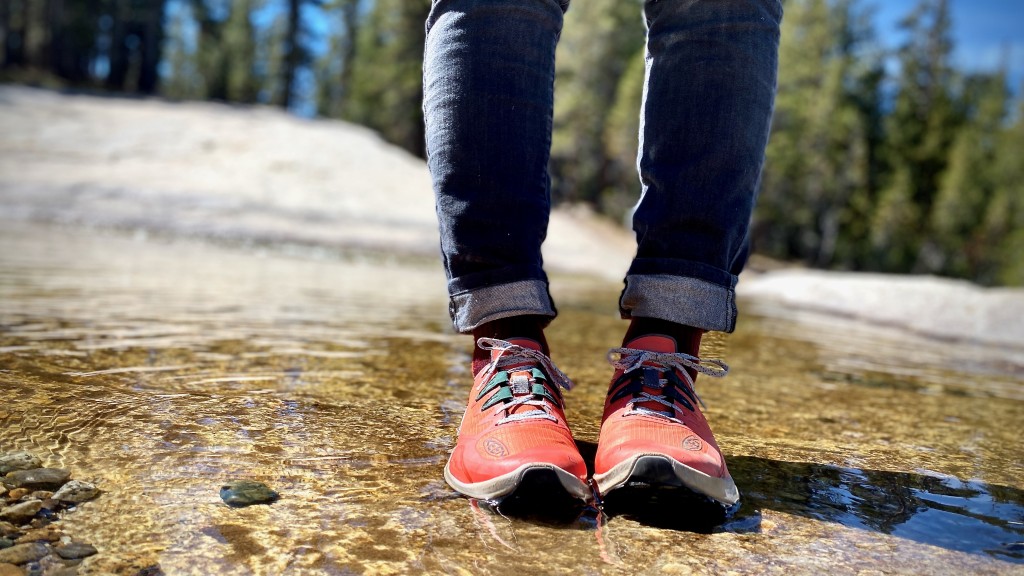 Revisión de zapatos para caminar zionic speed para mujer: este zapato no pasó nuestras pruebas de resistencia al agua cuando se sumergió...