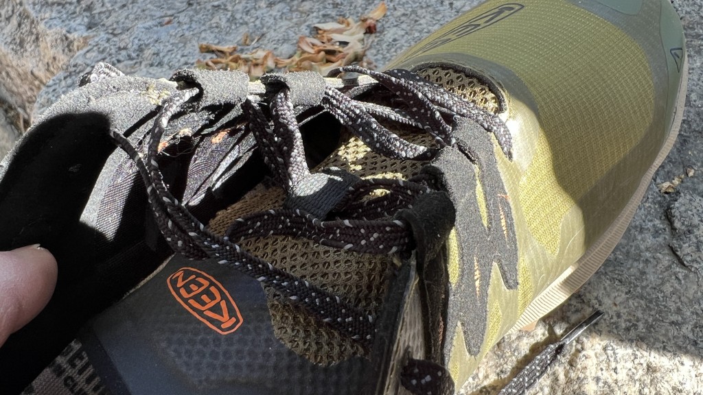 Revisión de los zapatos para caminar rÔpido zionic de Keen para hombres: observe qué tan abajo estÔ el refuerzo de la lengüeta, a menudo terminamos con un...