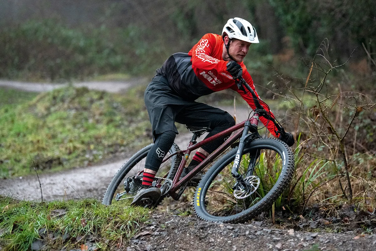 Pace RC529 GX Ćŗltimo 03 Ciclista masculino con top rojo montando la bicicleta de montaƱa rĆgida Pace RC529 GX Ultimate
