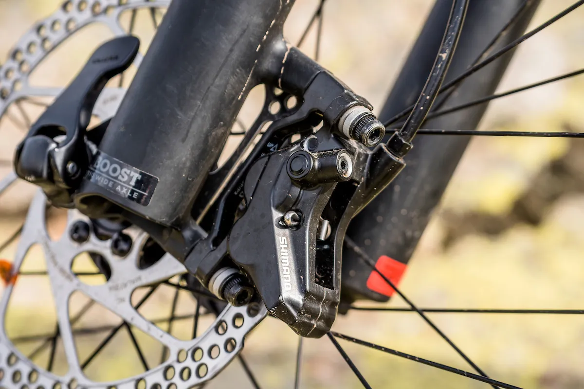 Los frenos de pinza Shimano de cuatro pistones en Trek Fuel EX 9.7