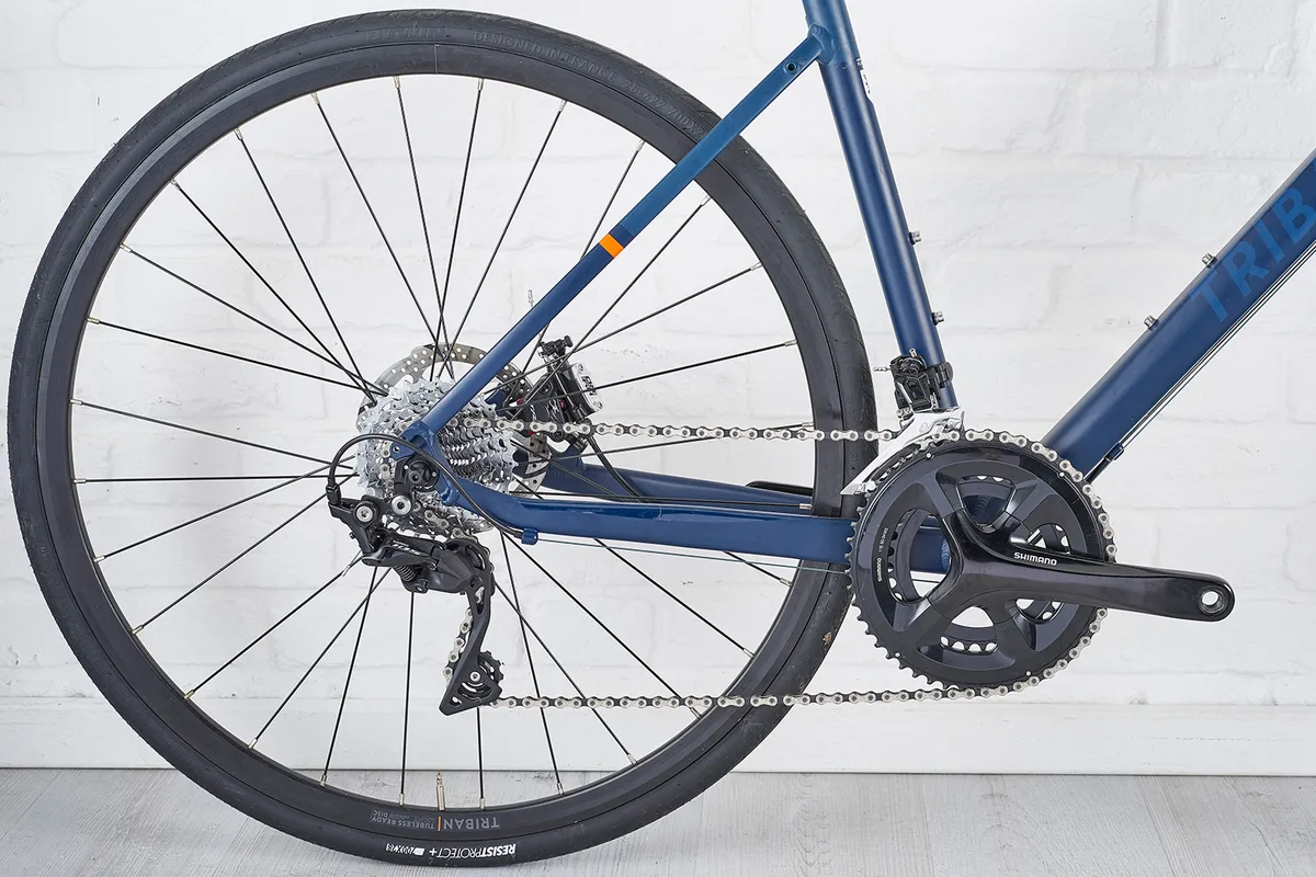 Una transmisión basada en el Shimano 105 en la bicicleta de carretera Triban RC 520 Disc
