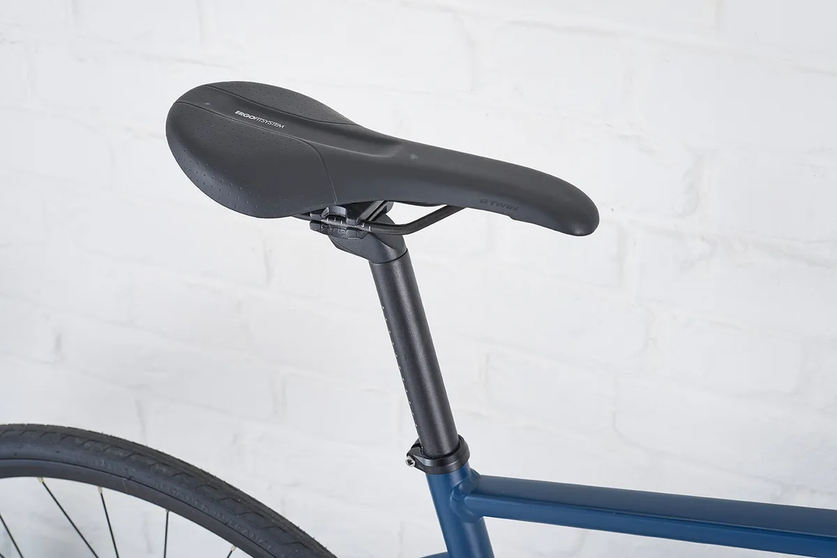 SillĆn Triban ErgoFit sobre un poste de aluminio en la bicicleta de carretera Triban RC 520 Disc