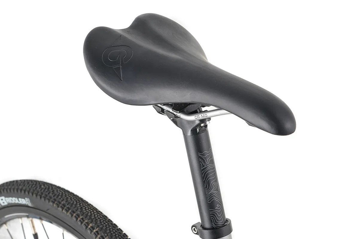 SillĆn y tija de la marca Genesis en la bicicleta de carretera Genesis CDA
