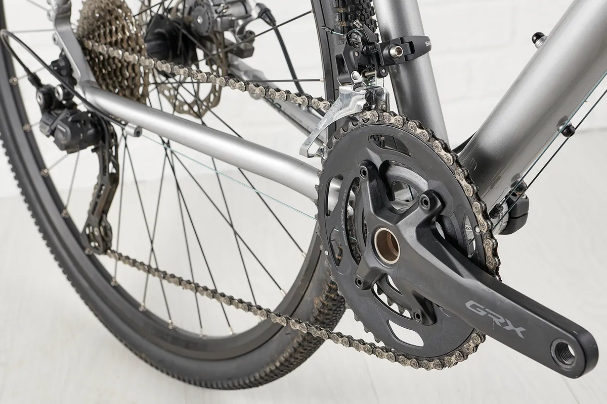 Transmisión Shimano en la bicicleta de carretera Genesis CDA